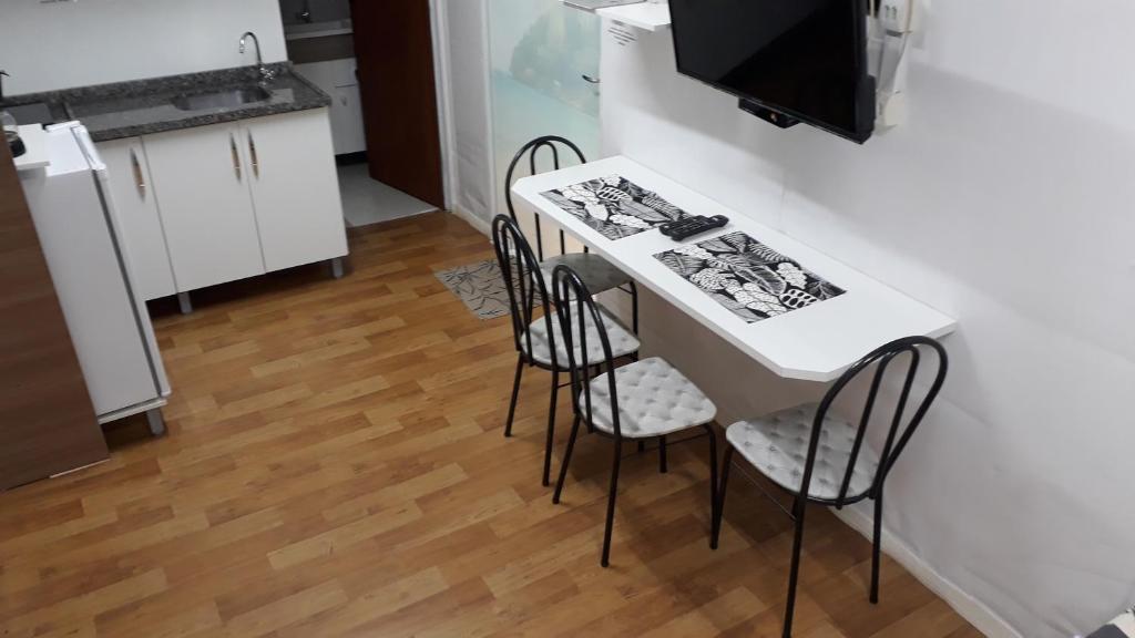 Kuchyň nebo kuchyňský kout v ubytování Kitinet Container próximo Praia e Beto Carrero