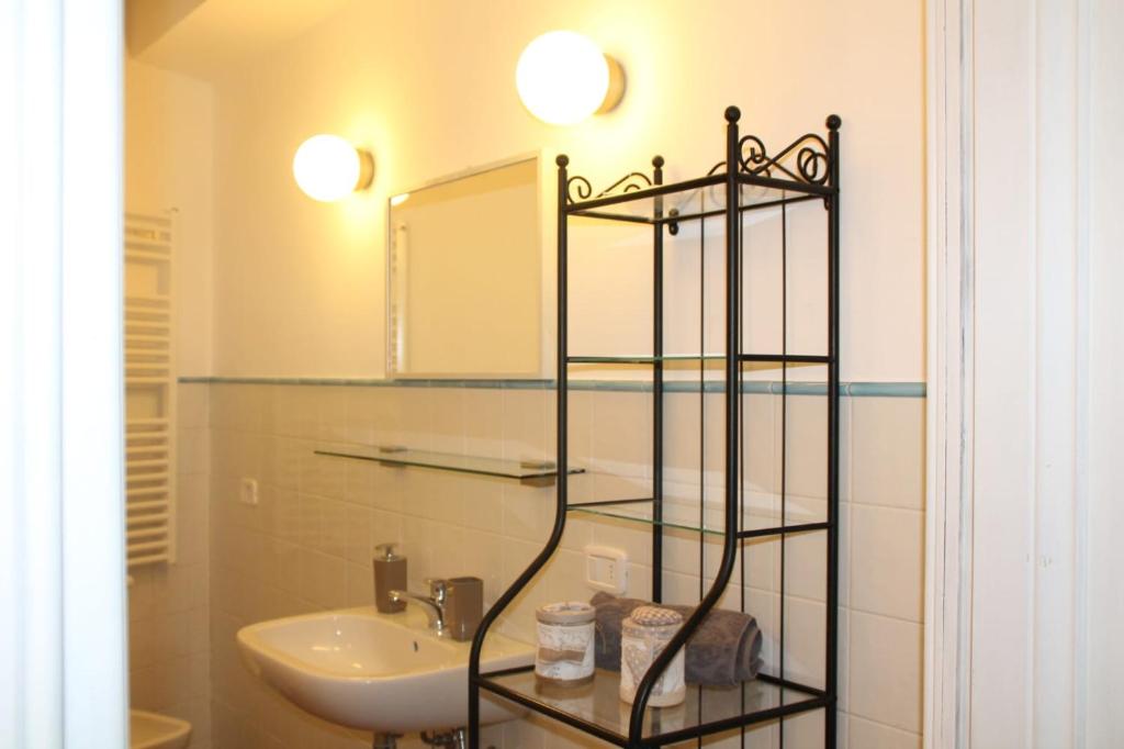 卡斯德爾諾沃貝拉登卡的住宿－La casa di Elvira2，一间带水槽、卫生间和镜子的浴室