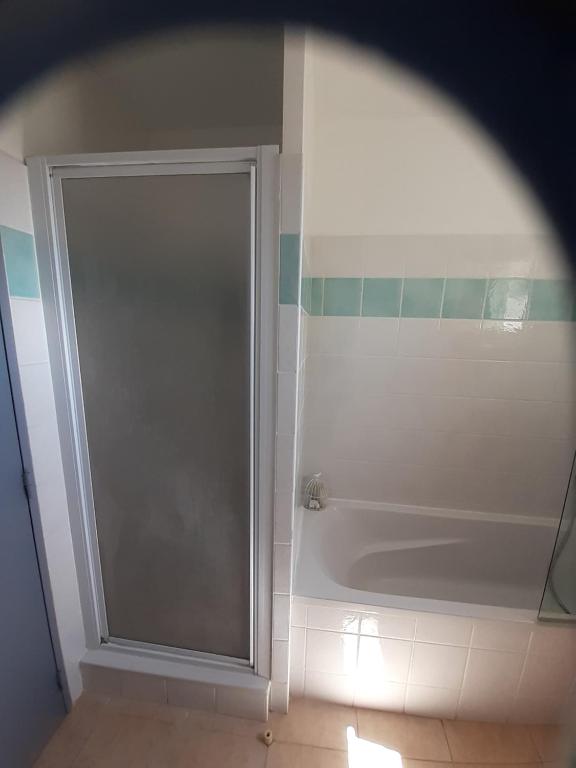 Kamar mandi di Sous le soleil des Alpilles