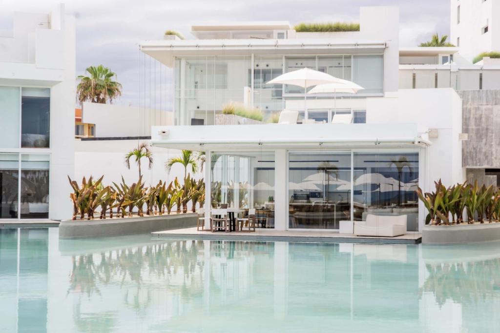 A piscina localizada em Viceroy Los Cabos ou nos arredores