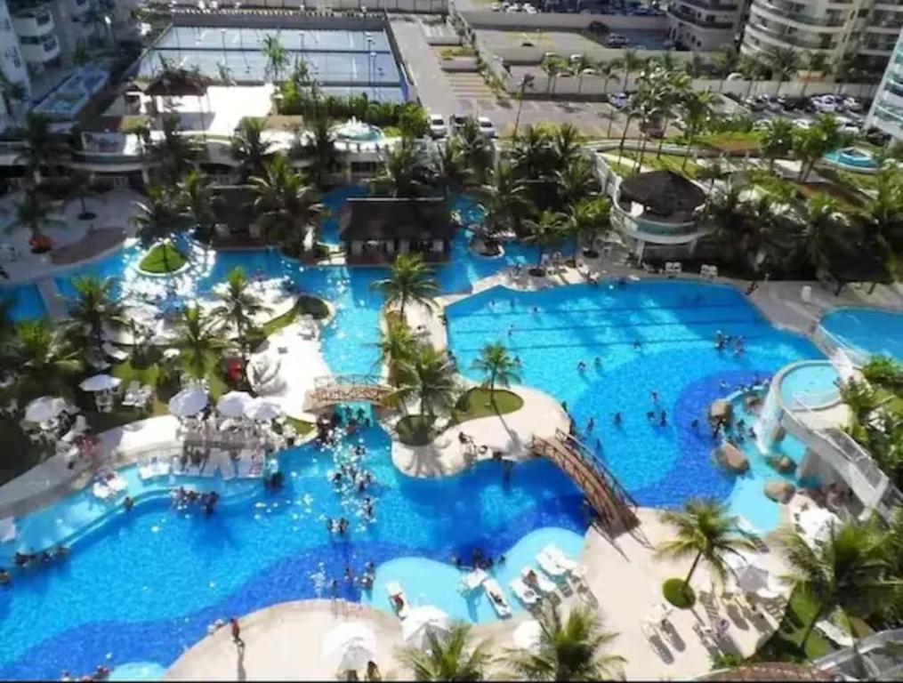 Apartamento Bora Bora Resort في ريو دي جانيرو: اطلالة جوية على المسبح في المنتجع