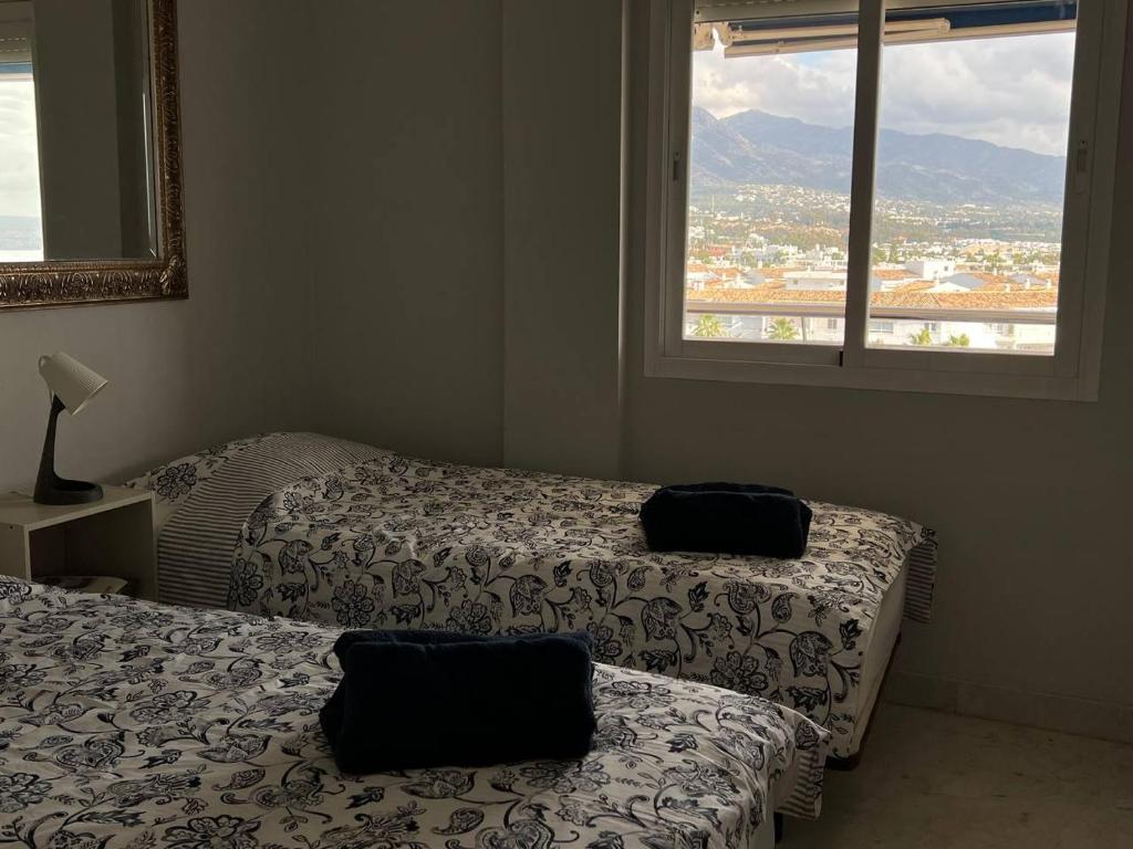 Posteľ alebo postele v izbe v ubytovaní TopMarbella Marina Banus luxurious apartment, Sea and mountain views
