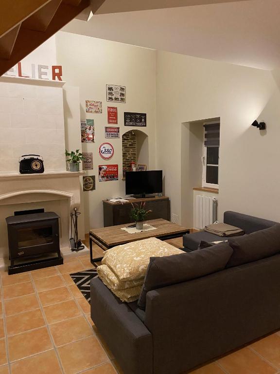 Televízia a/alebo spoločenská miestnosť v ubytovaní Gite " La petite maison"