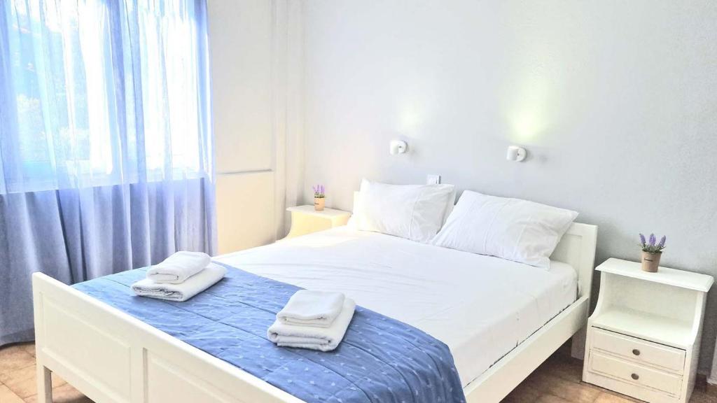 una camera da letto con un letto e due asciugamani di My Cretan Village by Go4sea a Chorafakia
