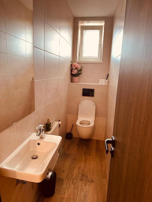 A bathroom at Kerkira pub&restaurant