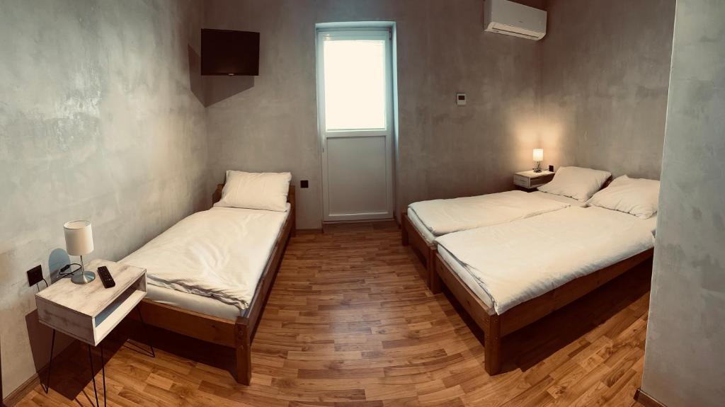 A bed or beds in a room at Kerkira pub&restaurant