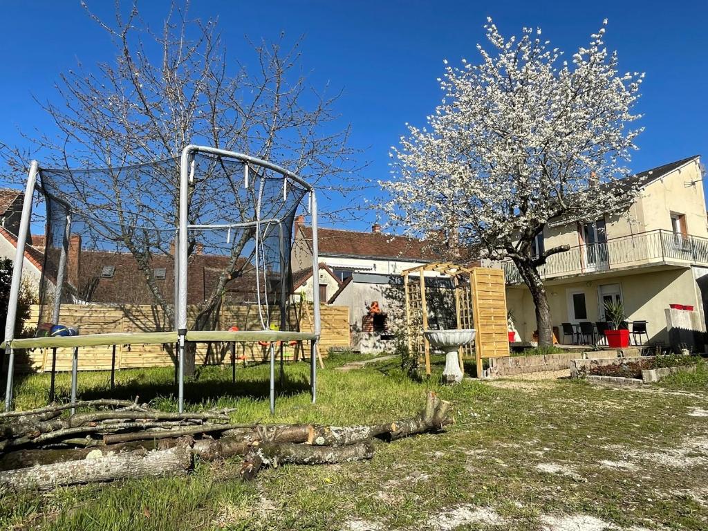 un parco giochi nel cortile di una casa di Le Faubourg des Trois Provinces, Zoo de Beauval a Noyers-sur-Cher