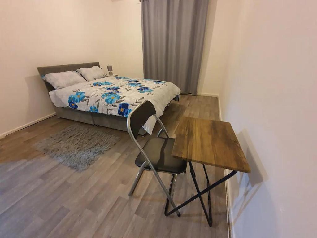 - une chambre avec un lit, une table et une chaise dans l'établissement Spacious Double Bedroom Greater Manchester, à Middleton