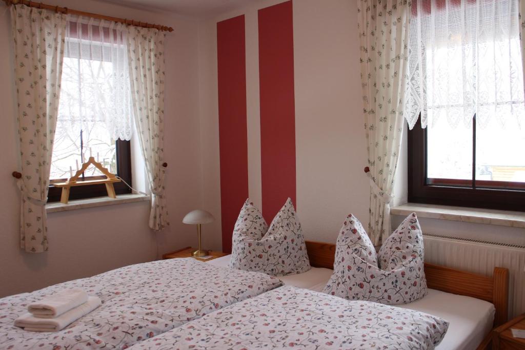 Postel nebo postele na pokoji v ubytování Pension Schanzenblick