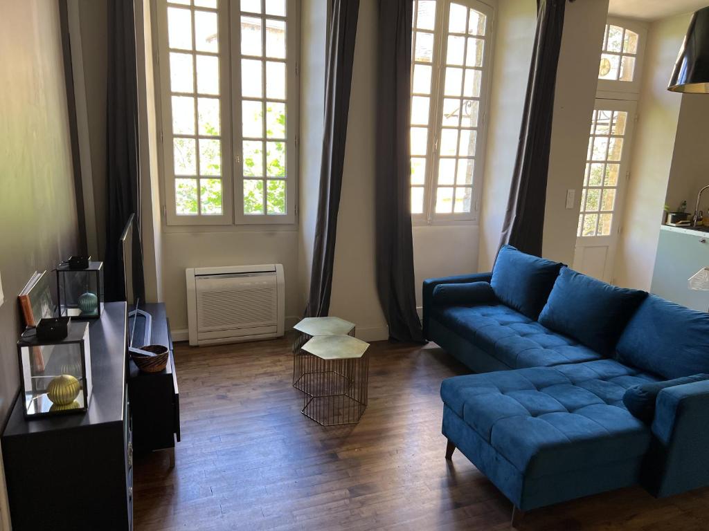 サルラ・ラ・カネダにあるLa Maison d'Albusseのリビングルーム(青いソファ、窓2つ付)