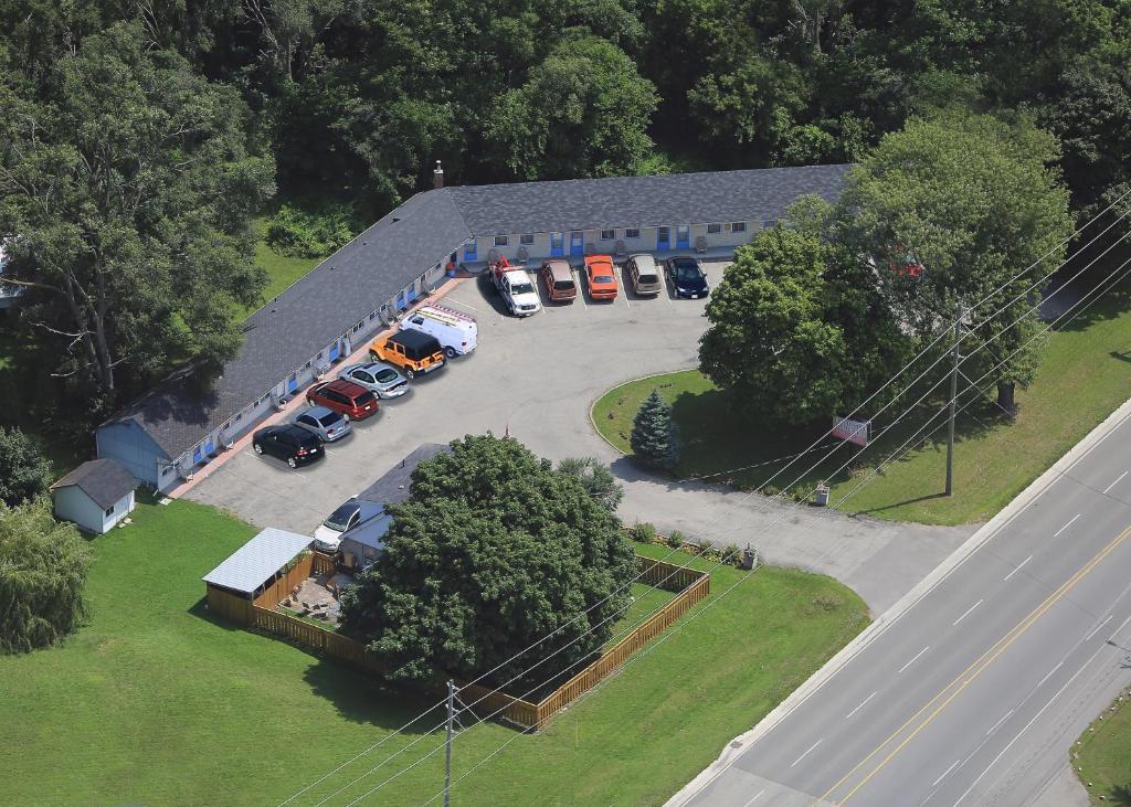 an overhead view of a parking lot with cars at Davidson Motel in Paris