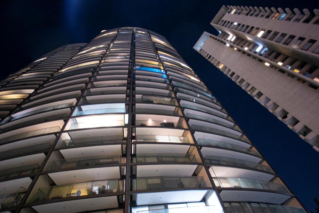 dois edifícios altos à noite com as luzes acesas em Luxury apartment, piso 34, distrito de lujo. em Santiago