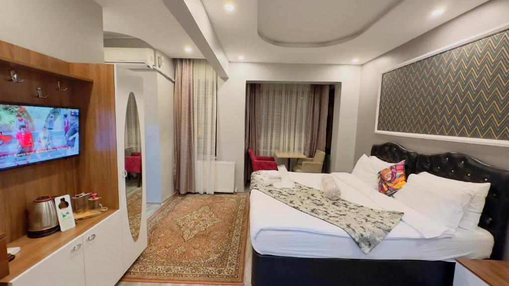 Postel nebo postele na pokoji v ubytování Mitra Downtown Hotel & Suites