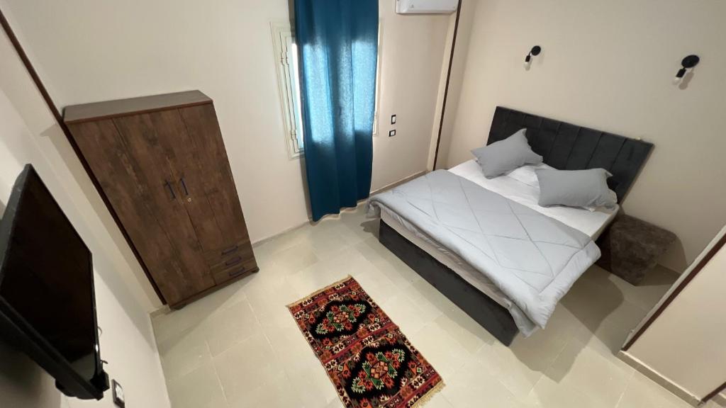 Postel nebo postele na pokoji v ubytování Pyramids Road Guest House cozy rooms and rooftop breakfast with the pyramids view