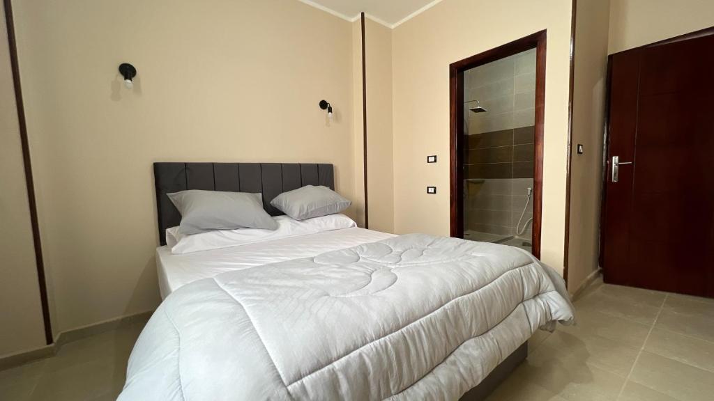 Postel nebo postele na pokoji v ubytování Pyramids Road Guest House cozy rooms and rooftop breakfast with the pyramids view