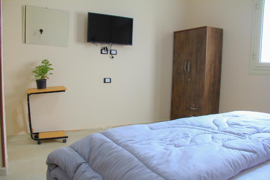 Postel nebo postele na pokoji v ubytování Pyramids Road Guest House cozy rooms and rooftop breakfast with the pyramids view