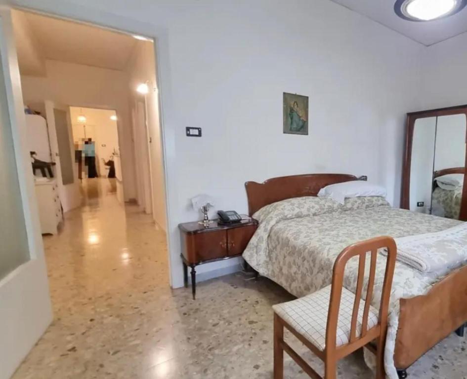 1 dormitorio con 1 cama, 1 silla y 1 mesa en Holiday naples, en Nápoles