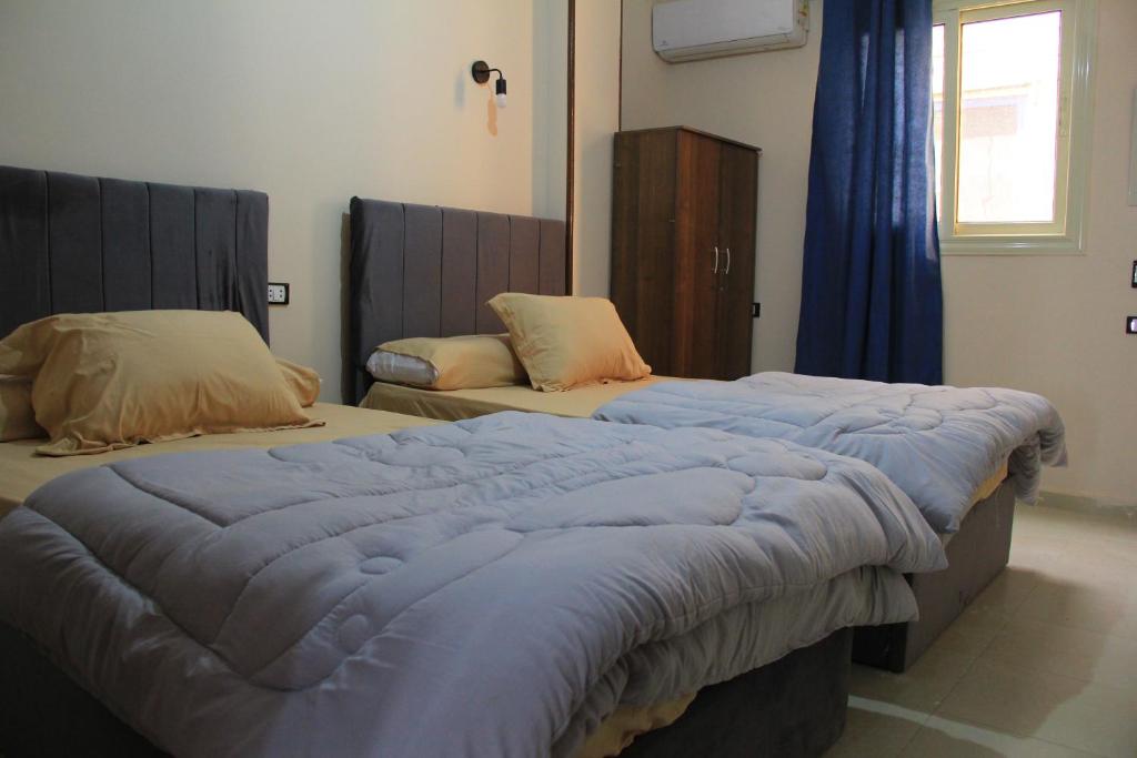 Postel nebo postele na pokoji v ubytování Pyramids Road Guest House cozy rooms and rooftop breakfast with the pyramids view