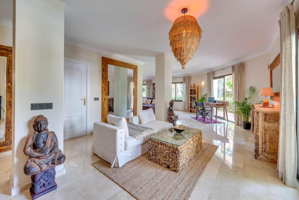 een woonkamer met een bank en een tafel bij Beachfront apartment in Marbella