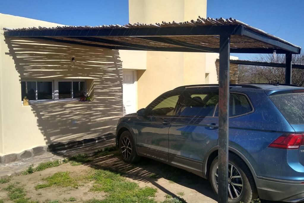 a blue car parked in front of a building at CasaNorte Hospedaje en Miraflores, Catamarca in Capayán