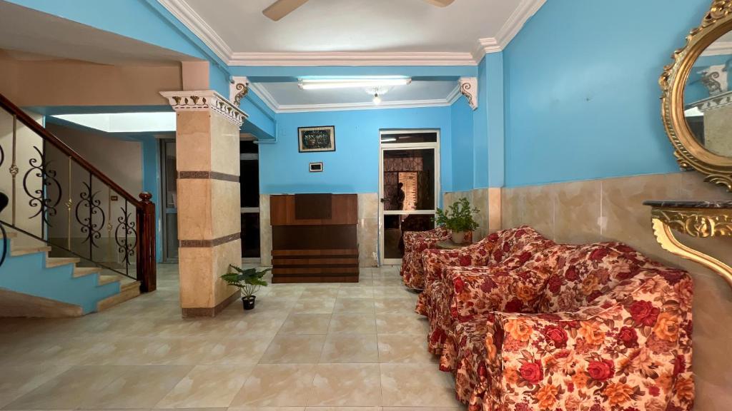 Posezení v ubytování Pyramids Road Guest House cozy rooms and rooftop breakfast with the pyramids view