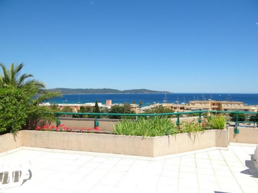 - une vue sur la plage depuis le balcon du complexe dans l'établissement Superbe villa avec immense terrasse et vue sur mer, à 200m des plages - 2 chambres climatisées - FR-1-100-172, à Cavalaire-sur-Mer