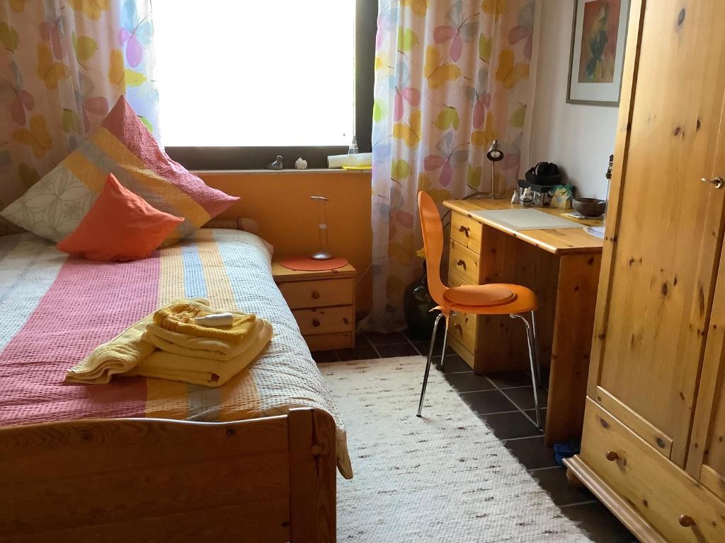 een kleine slaapkamer met een bed en een bureau bij Privatzimmer Kempen/Nrh. in Sankt Hubert