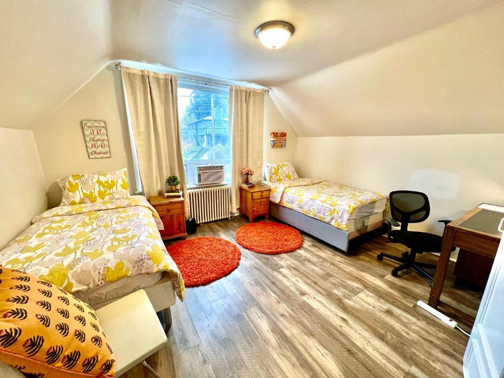 西雅圖的住宿－Private Room with 2 Twin Beds- Air Conditioning and Shared Bathrooms，一间卧室设有两张床、一张桌子和一个窗口。
