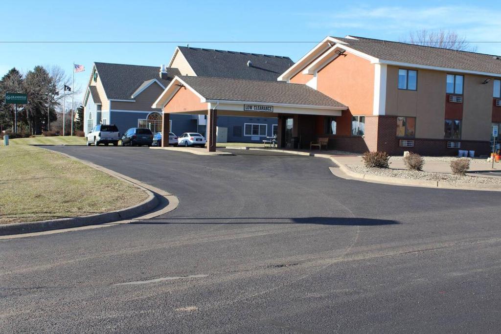 una calle frente a una casa con entrada en Coratel Inn & Suites by Jasper Stillwater, en Stillwater