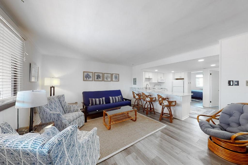 Χώρος καθιστικού στο Colonial Condo 305