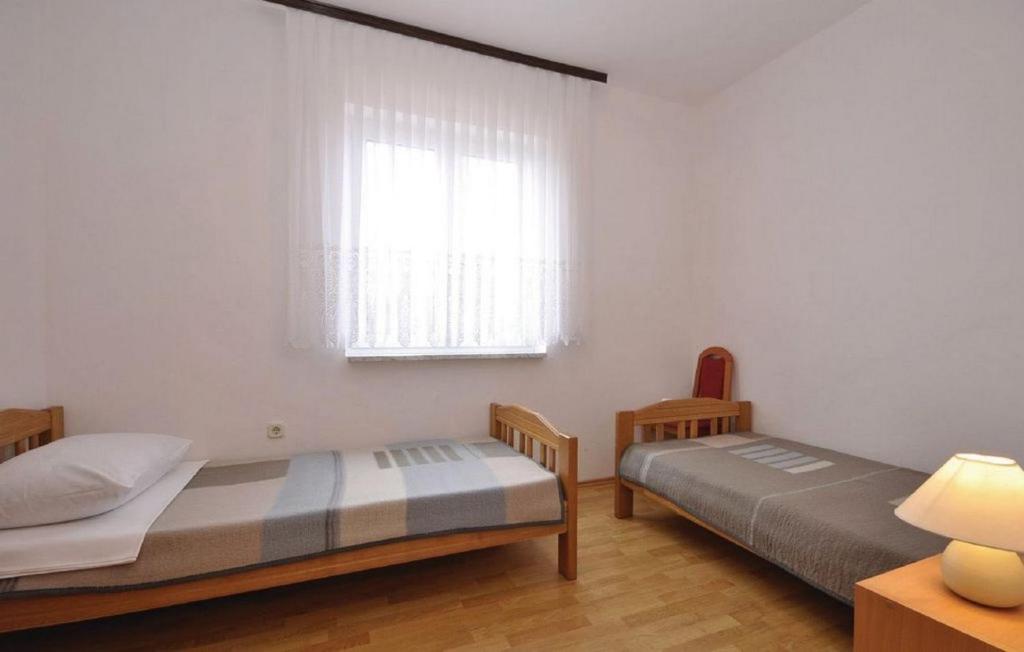Zdjęcie z galerii obiektu Apartments with a parking space Mandre, Pag - 12409 w mieście Kolan