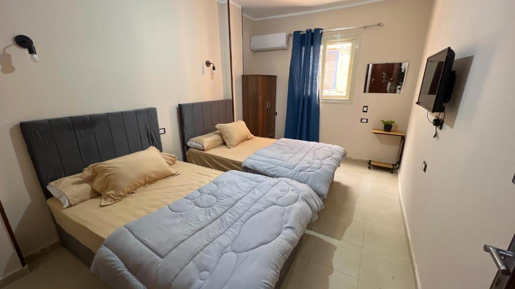 Postel nebo postele na pokoji v ubytování Pyramids Road Guest House cozy rooms and rooftop breakfast with the pyramids view