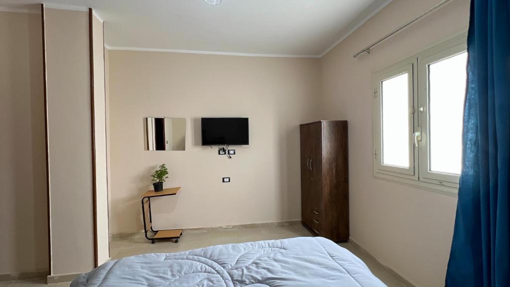 TV a/nebo společenská místnost v ubytování Pyramids Road Guest House cozy rooms and rooftop breakfast with the pyramids view
