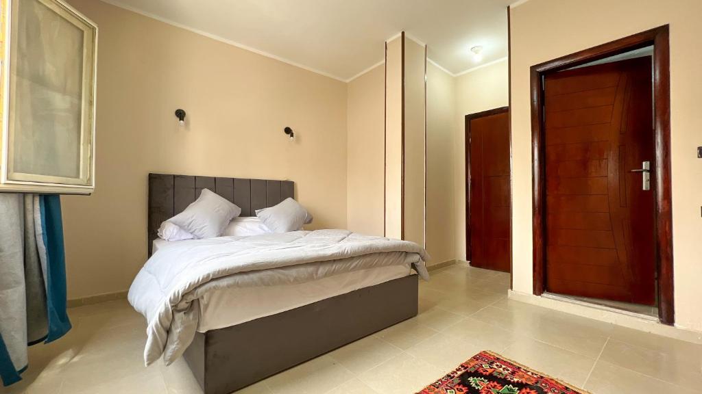 Postel nebo postele na pokoji v ubytování Pyramids Road Guest House cozy rooms and rooftop breakfast with the pyramids view