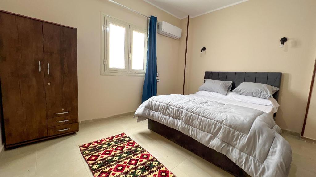 Postel nebo postele na pokoji v ubytování Pyramids Road Guest House cozy rooms and rooftop breakfast with the pyramids view