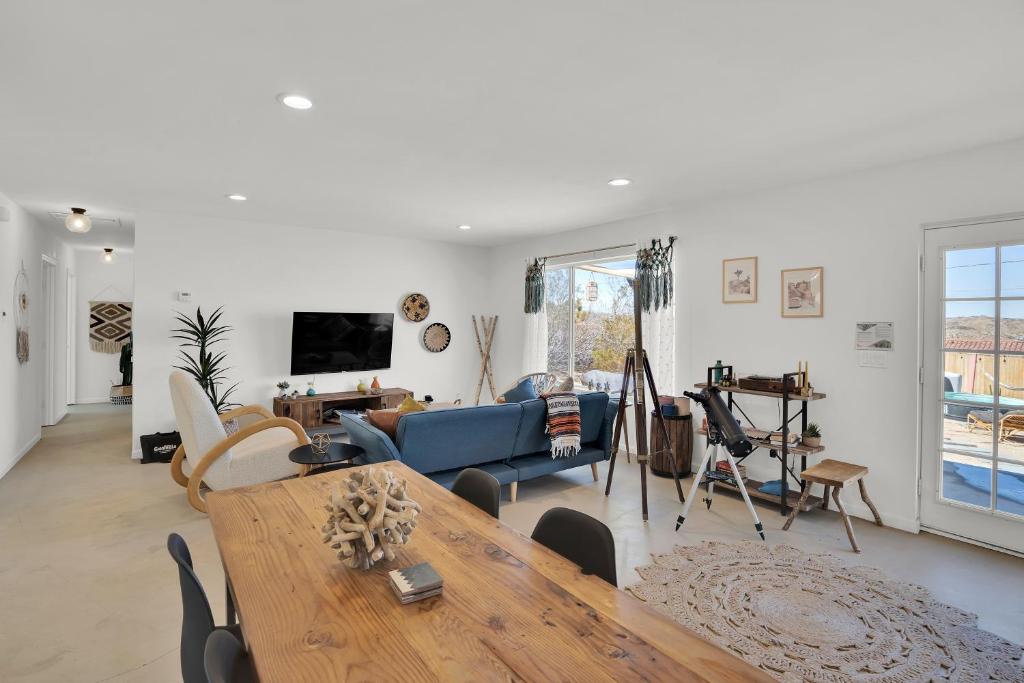TV a/nebo společenská místnost v ubytování 3br 2bthbackyard Oasis 10 Min To Jtnp Zen Garden