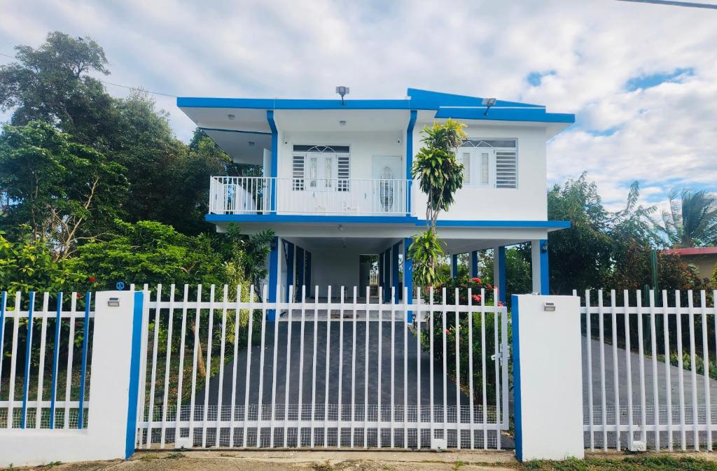 una cerca blanca frente a una casa blanca en Boqueron el “Carribe” “paradise”, en Cabo Rojo
