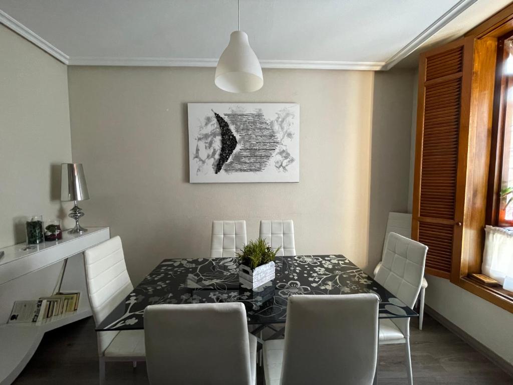 comedor con mesa y sillas en Vivienda Turística en el casco antiguo VUT-LE- 566 Corazón del Barrio Húmedo en León