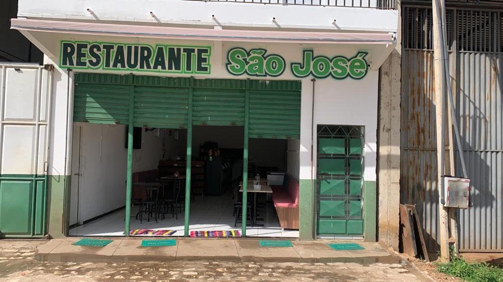 un restaurant avec un panneau indiquant sao lose dans l'établissement POUSADA SÃO JOSÉ, à Tabuleiro do Norte
