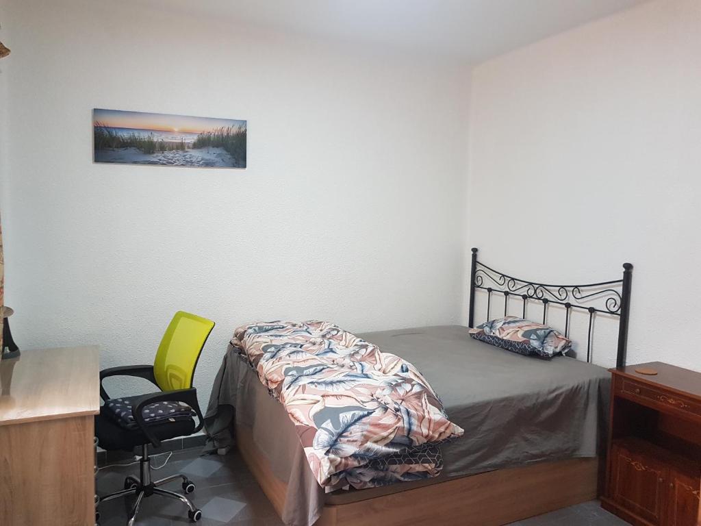 sypialnia z łóżkiem, biurkiem i krzesłem w obiekcie Kaz Bedrooms w Maladze