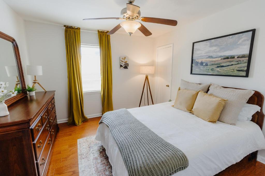 - une chambre avec un lit et un ventilateur de plafond dans l'établissement Centrally Located 2BR Overton Square Unit 2 Fast WiFi Free Parking Yes Pets, à Memphis