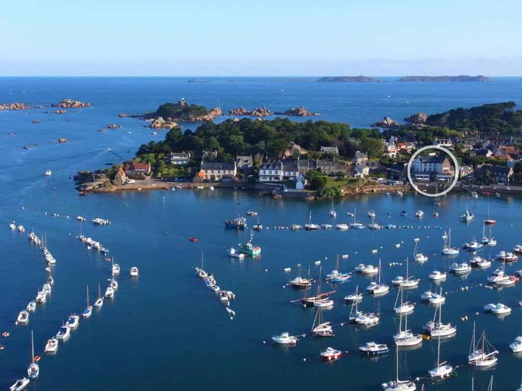 eine Luftansicht eines Hafens mit Booten im Wasser in der Unterkunft Hôtel des Rochers in Perros-Guirec