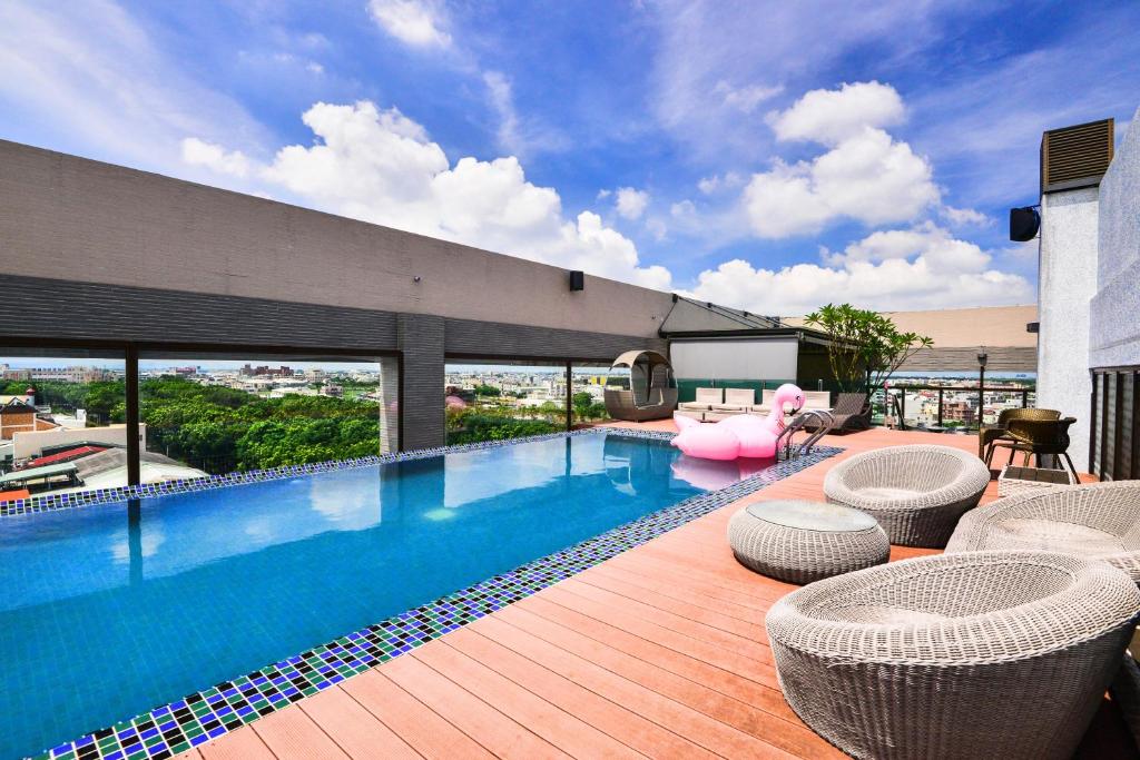 a swimming pool on top of a building at Tsun Huang Hotel in Chiayi City