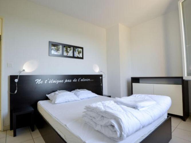 Posteľ alebo postele v izbe v ubytovaní Residence du Château de Jouarres, Azille - Apartment 6 pers with balcony