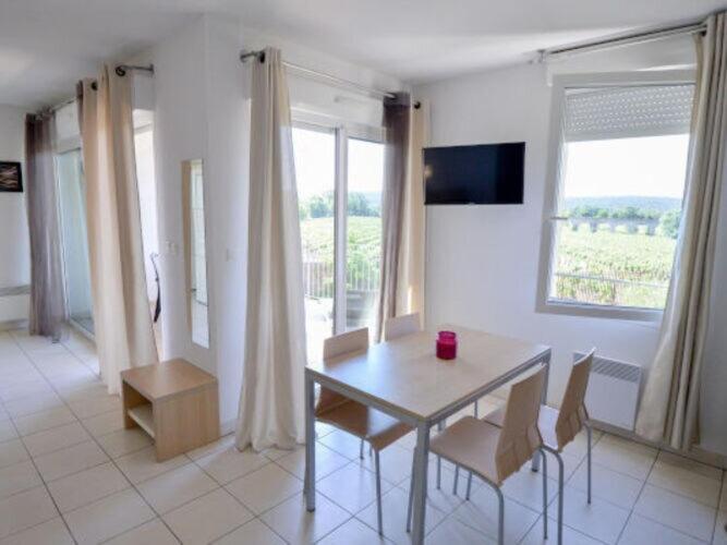 Televízia a/alebo spoločenská miestnosť v ubytovaní Residence du Château de Jouarres, Azille - Apartment 6 pers with balcony