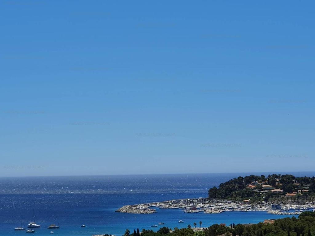 an island in the ocean with boats in the water at Villa Cavalaire-sur-Mer, 4 pièces, 6 personnes - FR-1-100-255 in Cavalaire-sur-Mer