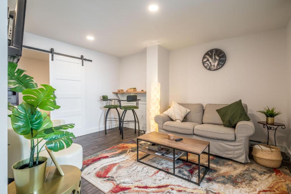 A seating area at Cozy Fully-Equipped 2 Bedroom Suite