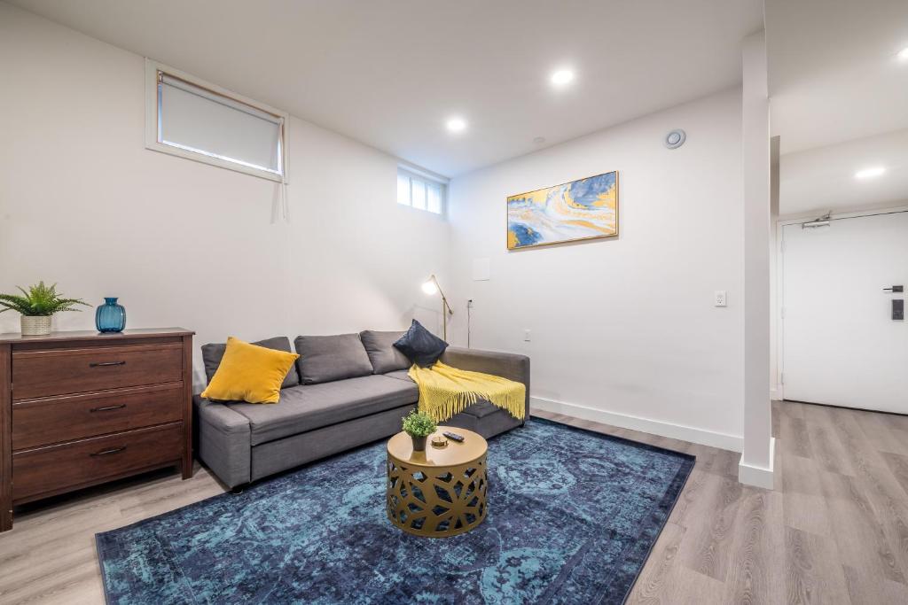 Spacious Newly Renovated 1 Bedroom Suite - Housity