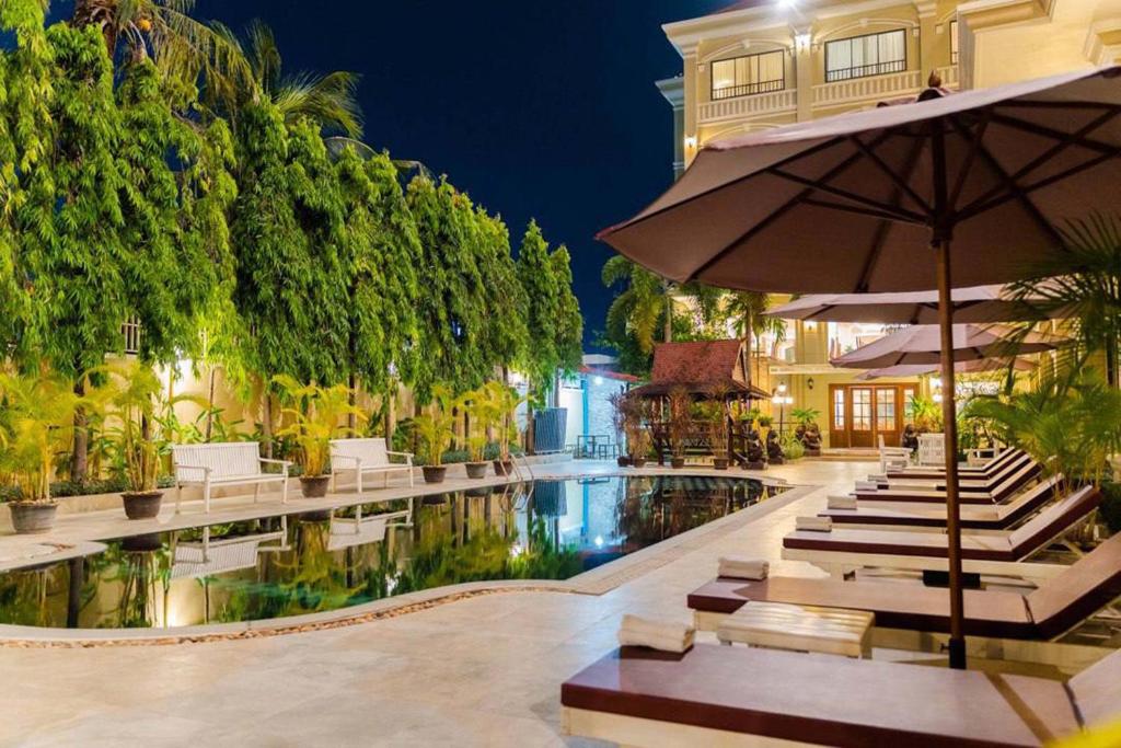 Bazén v ubytování Monoreach Angkor Hotel nebo v jeho okolí