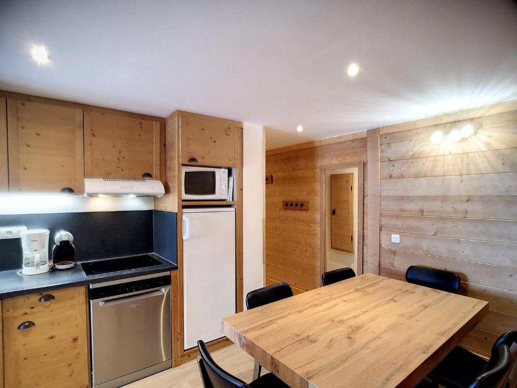 Kuchyňa alebo kuchynka v ubytovaní Spacieux 3 pièces cabine, 6 pers, 62m² aux pieds des pistes, Les Bruyères, Les Menuires - FR-1-178-359
